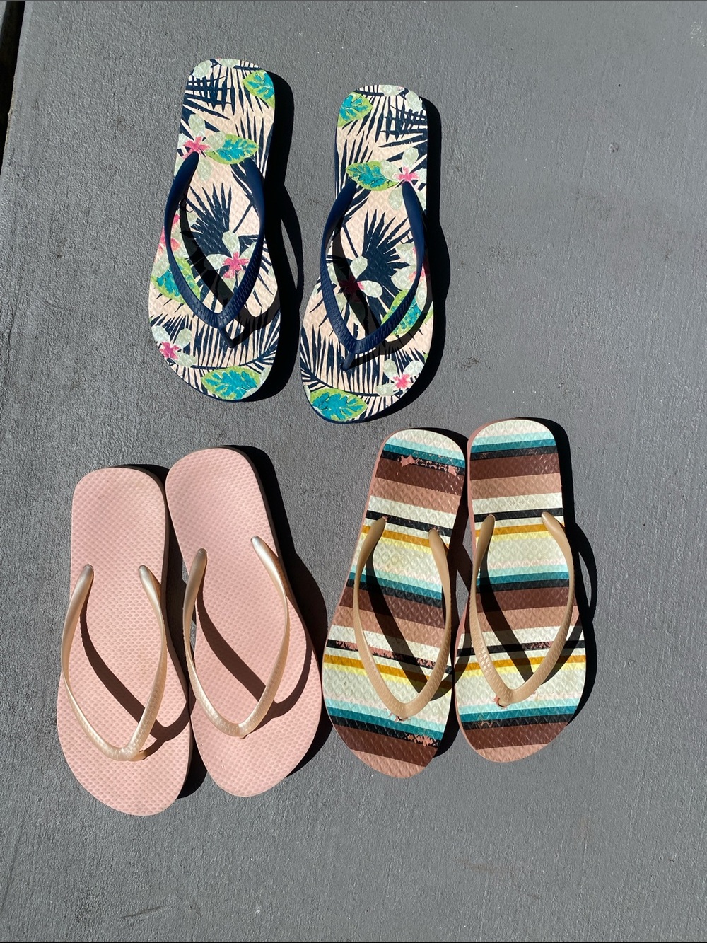 4/$20 bundle of 3 flip flops size 7-8